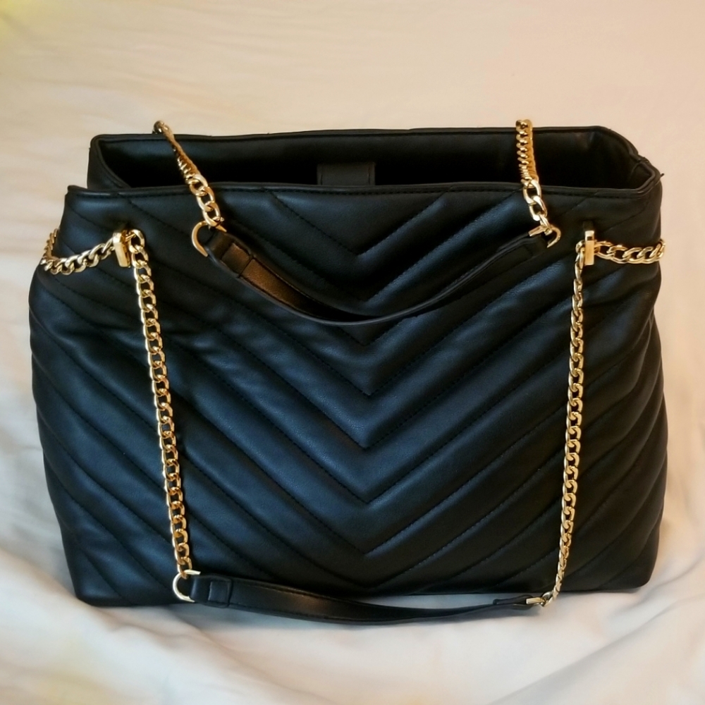 𝚊 𝚗𝚎𝚠 𝚍𝚊𝚢．Black Quilted Purse